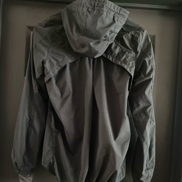Black lululemon jacket, size 4 - Picture 3 of 4